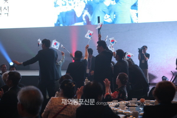 한인사회 리더들이 모여 동포사회 현안과 한반도 평화 정착을 위한 역할에 대해 논의하는 ‘2019 세계한인회장대회’가 10월 2일 서울 광진구 그랜드 워커힐 호텔에서 개막했다.