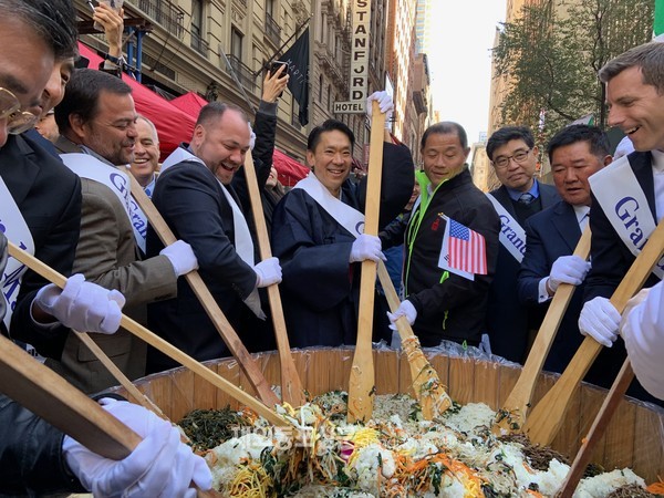 지난 10월 5일 미국 뉴욕 맨해튼 중심부에서 ‘2019 코리안 퍼레이드 및 페스티벌’이 화려하게 펼쳐졌다. (사진 뉴욕한인회)