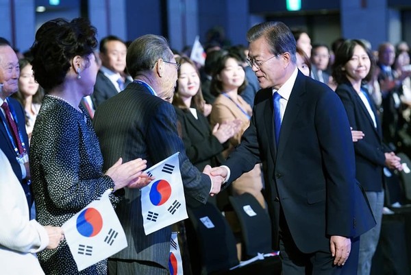 ‘제13회 세계한인의 날 기념식’이 문재인 대통령을 비롯한 내빈들이 참석한 가운데 10월 5일 오전 서울 광진구 워커힐호텔에서 열렸다. (사진 문재인 대통령 페이스북)