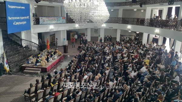 키르기스스탄 현지인들에게 한국 경제와 문화에 대한 소개하는 ‘찾아가는 한국 경제, 문화 강좌’가 10월 8일 비슈케크 소재 다마스호텔에서 열렸다. (사진 키르기즈 한국대학)