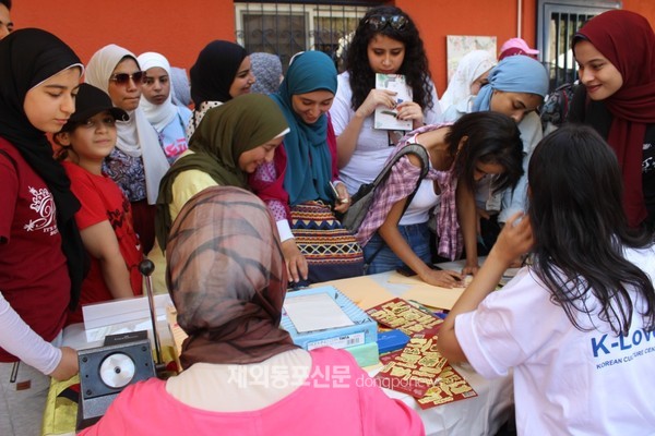 주이집트한국문화원은 10월 19일 이집트 카이로 소재 외국인 밀집지역인 마아디(Maadi)의 커뮤니티센터(Community Services Association)에서 한국문화를 소개하는 ‘아흘란 코리아(어서오세요 한국)’ 행사를 개최했다.
