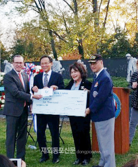 월드킴와는 지난 11월 11일 ‘한국전 참전용사 추모의 벽’ 건립 기금 1만 달러를 한국전참전용사기념재단에 전달했다. (사진 월드킴와)