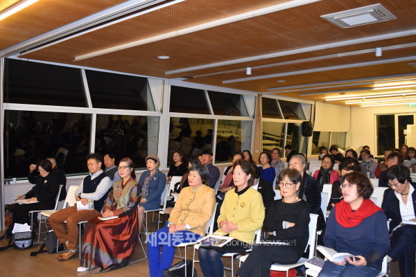 오스트리아 한인문우회는 11월 23일 저녁 6시(현지시간) 비엔나 한인문화회관에서 ‘제4회 문학의 밤’ 행사를 개최했다. (김운하 해외편집위원)