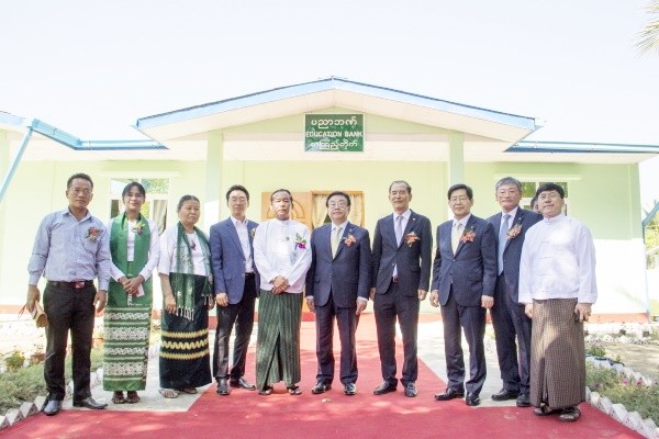 DB손해보험이 미얀마 국립 6번 고등학교에 도서관 건립비를 지원하고 12월 2일 오전 기증식을 개최했다. 단체사진 (사진 실과 바늘)