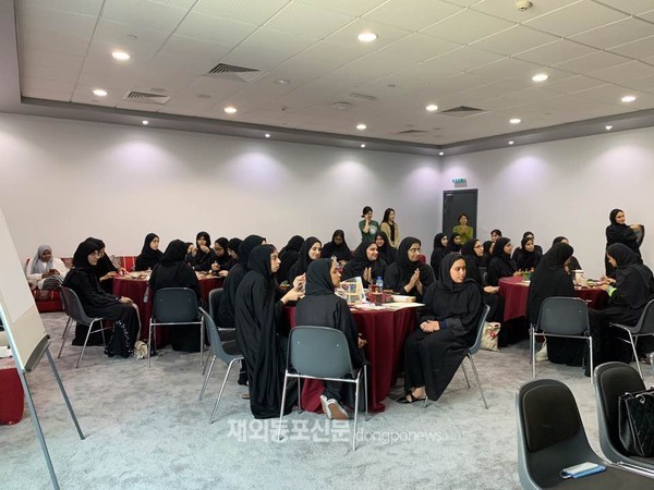 지난 5월 신규 세종학당으로 지정된 두바이 세종학당이 지난 12월 9일 자예드대학교 두바이캠퍼스에서 가을학기 수료식을 갖고 첫 번째 수료생 80여 명을 배출했다. (사진 아랍에미리트한인회)