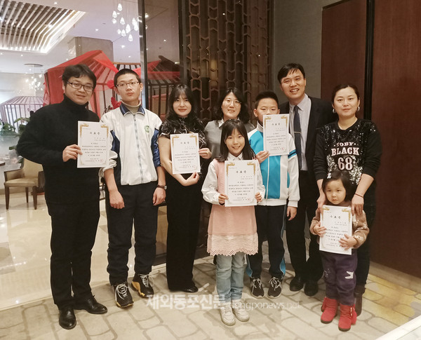 중국 우루무치한국인회는 12월 17일 우루무치 힐튼호텔에서 ‘한중 우호의 밤 및 회장 이취임식’을 개최했다. (사진 우루무치한국인회)