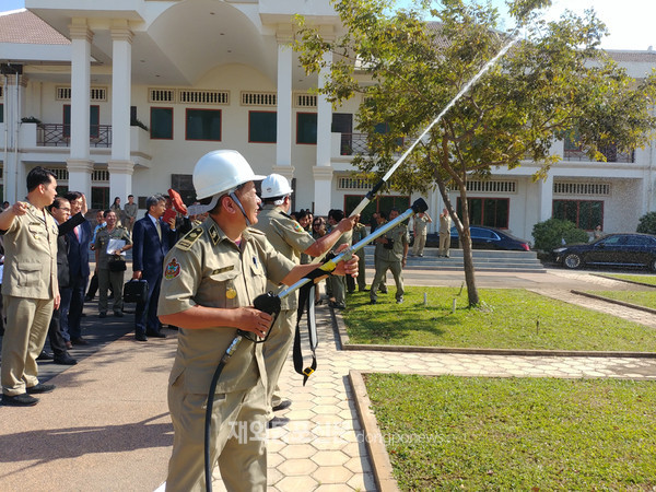 산림청은 캄보디아 정부에 한국의 산불진화차량 5대를 공여했다고 2월 25일 밝혔다. 2월 24일(현지시간) 프놈펜에서 열린 공여식 (사진 산림청)