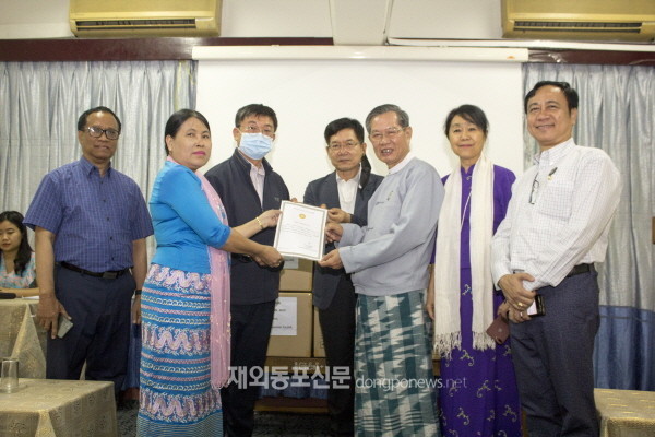3월 23일 오후 미얀마 양곤  JICA 병원에서는 ‘KM헬스케어미얀마’社가 이 병원에 ‘코로나19’ 확산 시 대응을 위한 수술가운을 1,500벌을 기증하는 행사가 있었다. (사진 실과 바늘)