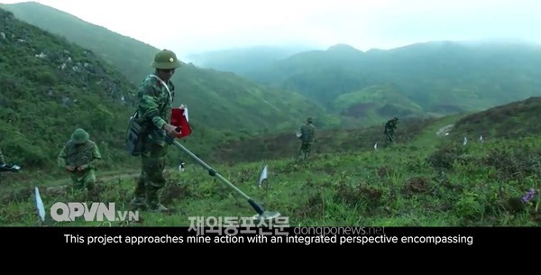베트남군이 지뢰·불발탄을 탐지하는 모습을 담은 코이카 제작 영상 캡처 (사진 코이카)