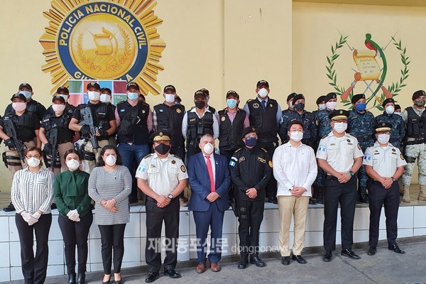 코이카는 4월 8일(현지 시각) 수도 과테말라시티에 위치한 과테말라 경찰청에 코로나19 방역 활동을 위한 마스크 1만장을 전달했다. (사진 코이카)  