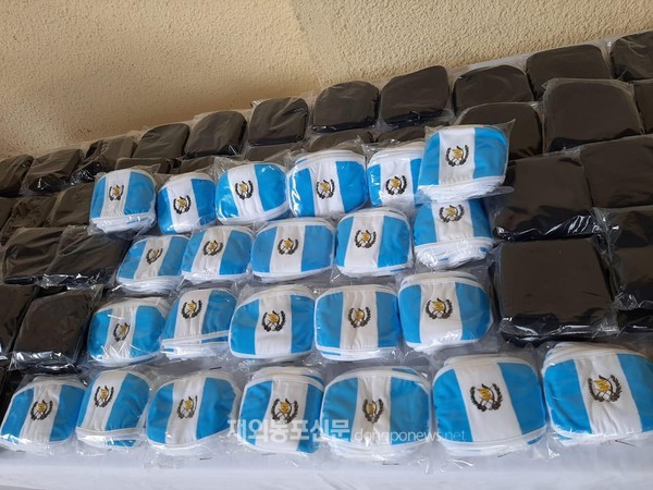 코이카는 4월 8일(현지 시각) 수도 과테말라시티에 위치한 과테말라 경찰청에 코로나19 방역 활동을 위한 마스크 1만장을 전달했다. (사진 코이카)  