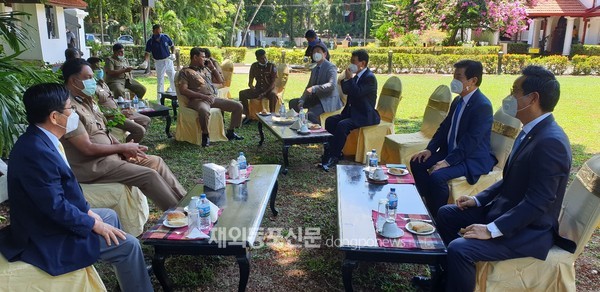 스리랑카 한인단체들이 주재국 경찰청에 방역물품을 전달했다. (사진 민주평통 서남아협의회)