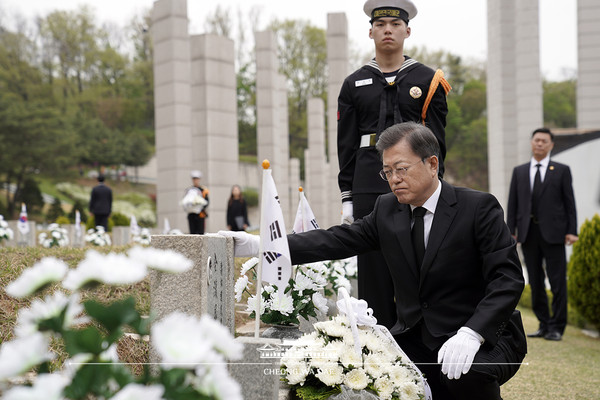 ‘제60주년 4·19혁명 기념식’이 4월 19일 오전 서울 강북구 국립 4·19 민주묘지에서 개최됐다. (사진 청와대)