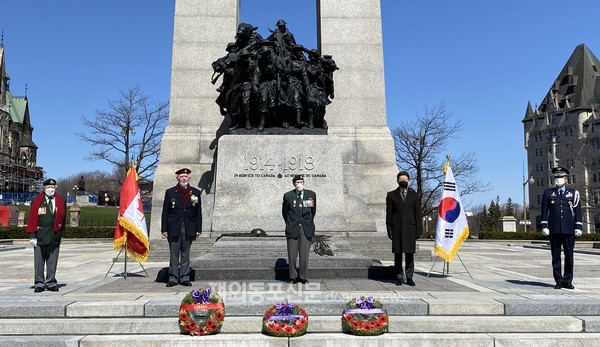 (왼쪽부터) 가평전투 69주년 기념식에 참석한 클라우드 찰랜드, 로날드 버건, 빌 블랙한국전 참전용사와 신맹호 주캐나다대사, 국방무관 문근식 대령 (사진 주캐나다대사관)