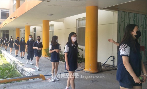 베트남 호치민시한국국제학교는 지난 5월 4일부터 학년별로 순차적 정상등교를 시작했다. 점심 급식 시 생활 속 거리두기 (사진 호치민시한국국제학교)