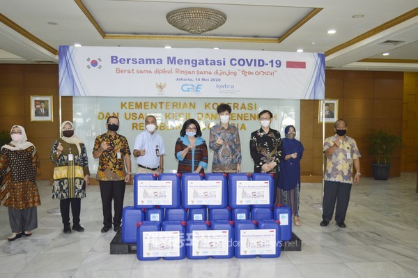 ㈜지피엔이(대표이사 조일훈)는 5월 14일, 인도네시아 중소기업부에 자체 개발 제품인 항바이러스·항균 물질인 ‘지솔®’ 1톤을 기부했다. (사진 ㈜지피엔이)