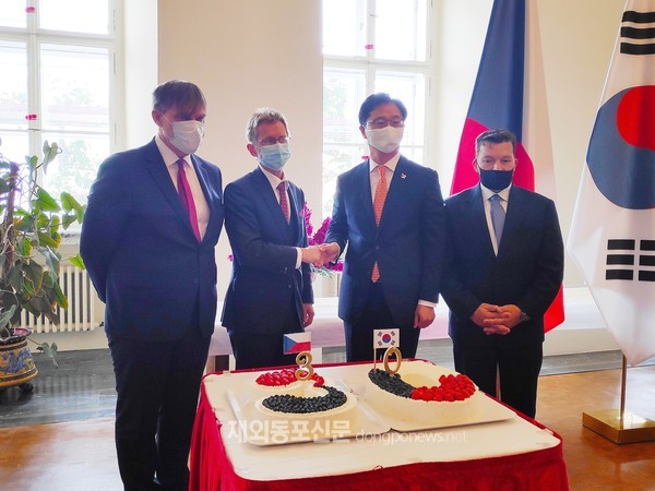 주체코한국대사관은 한-체코 수교 30주년을 기념해 프라하성 제3중정에서 진행 중인 한국 홍보 패널 전시를 축하하는 소규모 기념행사를 지난 6월 26일 체코 대통령 궁에서 개최했다. (사진 주체코한국대사관)