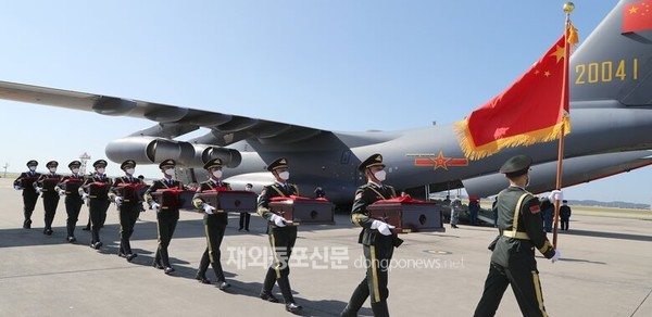 지난 9월 27일 인천국제공항에서 열린 ‘제7차 중국군 유해 인도식’에서 중국군이 한국 측으로부터 인도받은 유해를 수송기로 옮기고 있다. (사진 국방부)