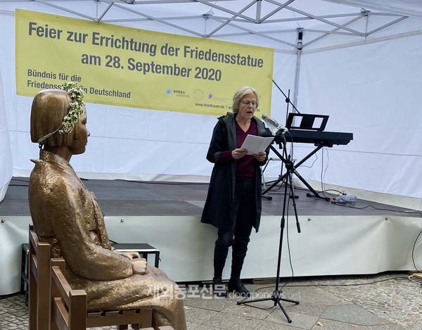 평화의 소녀상이 독일 수도 베를린 시내 중심가에 세워졌다. 지난 9월 28일 열린 베를린 평화의 소녀상 제막식에서 축사를 하는 에셔바흐 박사 (사진 코리아협의회) 