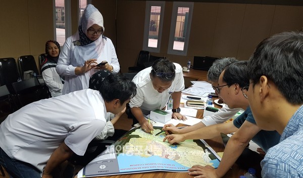 지난해 9월 인도네시아 공공사업주택부 찌따룸강 유역청에서 현지 공무원,  코이카 심층기획 조사 전문가들이 홍수예경보 시스템 구축 사업의 계획 수립 회의를 하고 있는 모습 (사진 코이카)