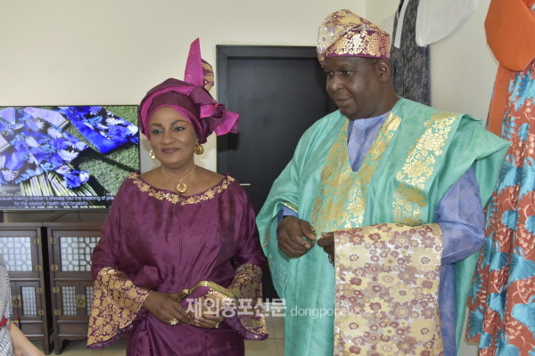 주나이지리아한국문화원은 나이지리아 문화예술위원회와 함께 ‘한-나 양국 전통의복 전시회’를 개최 중이다. (사진 나이지리아한국문화원)