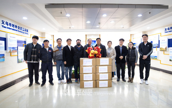 중국 이우한인회 임원단은 2월 3일 이우시정부 외사판공실을 방문해 KN95마스크 4천장을 기증했다. (사진 이우한인회)