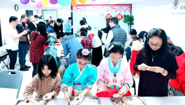 중국 북경한국인회는 2월 13일 베이징 왕징에 위치한 북경한국인회 사무실에서 다문화가정을 위한 ‘북경다누리센터 설날 가족잔치’를 개최했다. (사진 북경한국인회)