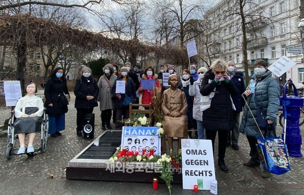 지난 2월 19일 금요일 오전 11시, 베를린 소녀상 앞에서는 독일 시민단체 ‘오마스 게겐 레히츠’(극우에 반대하는 할머니들)가 소녀상 지킴이 활동가들과 더불어 침묵시위를 벌였다. (사진 정선경 재외기자)