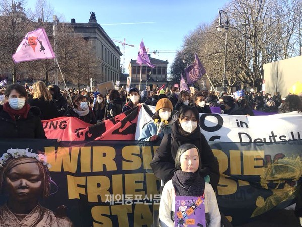 세계여성의날(3월 8일) 기념해 지난 3월 6일 베를린 평화의 소녀상 앞에서 열린 집회 가두행진 모습 (사진 정선경 재외기자)