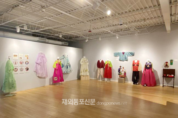 시카고한인문화회관에서 지난 2월 6일부터 개최 중인 ‘한국의 선, 한복’ 특별전시회‘가 현지에서 좋은 반응을 얻고 있다. 전시장 모습 (사진 시카고한인문화회관)