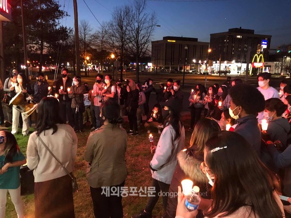 지난 3월 22일 미국 버지니아 애난데일 평화의 소녀상 앞에서 애틀랜타 총격사건 희생자들을 추모하는 촛불집회가 열렸다. (사진 한미여성회 미주연합회)