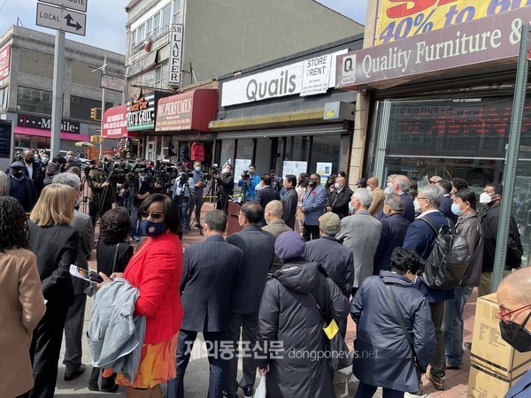 뉴욕 흑인인권단체 ‘100 수츠’(100 Suits)는 3월 25일 오후 12시 뉴욕 소재 한인뷰티서플라이업체인 ‘필 뷰티 서플라이 자메이카’ 매장 앞에서 한인들과 함께 아시안 증오범죄에 반대하는 시위를 벌였다. (사진 뉴욕한인회) 
