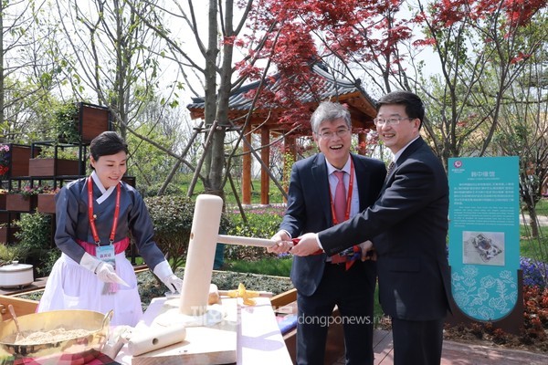 지난 4월 8일 중국 양저우에서 열리는 ‘2021 세계원예박람회’에 한국관이 개관했다. 이날 열린 한국관 개관식에서 테이프 커팅하는 주요 내빈들 (사진 주중한국대사관)