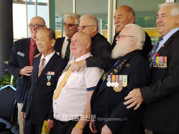지난 4월 24일 호주 골드코스트 재향군인회관에서 ‘가평의 날 추모행사’가 열렸다. 참전용사 및 주요내빈 기념촬영 (사진 골드코스트한인회) 