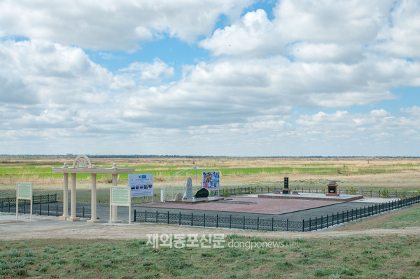 지난 5월 1일, 카자흐스탄 우슈토베의 바슈토베 언덕 밑에서 이곳에 조성 중인 ‘한-카 우호 기념공원’ 내에 설치된 한국과 카자흐스탄의 우호를 상징하는 기념비와 카작 상징의 조형물 제막식이 열렸다. (사진 카자흐스탄한인회)