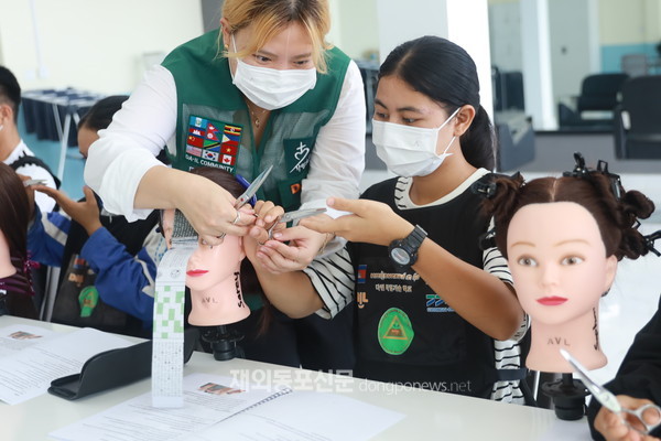 한국에서 초빙된 뷰티미용헤어강사가 현지 학생들을 가르치고 있는 모습 (사진 박정연 재외기자)