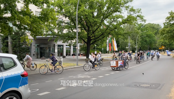 한국전쟁 발발 71주년을 맞은 지난 6월 25일, 독일 베를린에서는 한반도 평화 통일을 기원하는 이색 자전거 투어 캠페인이 열렸다. (사진 정선경 재외기자)