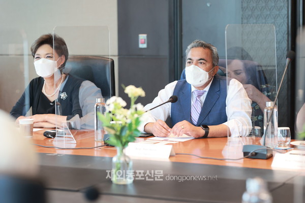 한국국제교류재단(KF)은 7월 9일 미국 의회 하원의원 방한단과 ‘한국의 공공외교와 한미관계’를 주제로 라운드테이블을 개최했다. 영 김 하원의원(왼쪽)과 아미 베라 하원의원 (사진 KF)