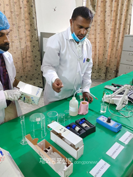 파키스탄 공공보건부 산하 수질분석 실험실에서 현지 연구원이 수질 실험 기자재와 시약에 대해 설명하고 있다. (사진 코이카)