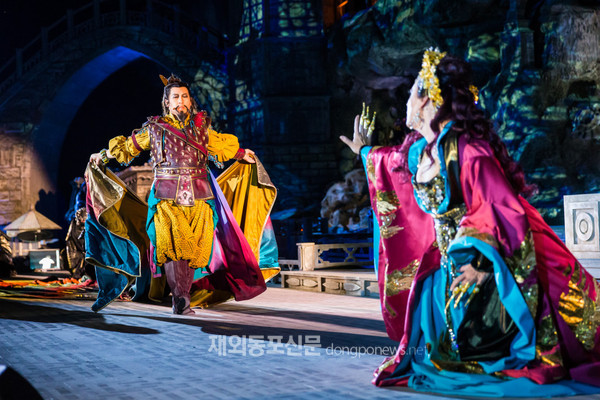 세계적으로 널리 알려진 오스트리아 슈타인브룩 야외 오페라 극장에서 한국인 성악가 3명이 함께 무대에 올랐다. 테너 신상근의 공연 모습 (사진 김운하 해외편집위원)