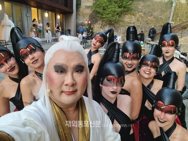 세계적으로 널리 알려진 오스트리아 슈타인브룩 야외 오페라 극장에서 한국인 성악가 3명이 함께 무대에 올랐다. 공연 출연자들과 함께 기념촬영하는 테너 유준호