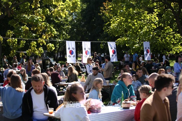 폴란드한인연합회는 9월 4일과 5일 양일 간 바르샤바에서 ‘한국 음식과 함께 하는 주말(Koean Food Weekend)’ 행사를 개최했다. 한복을 차려입은 남종석 폴란드한인연합회장 (사진 폴란드한인연합회)