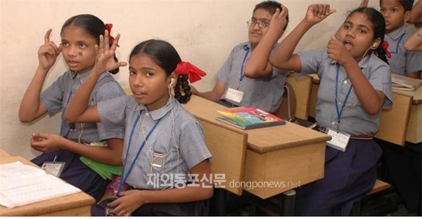 국립개방교육원, 인도 교육부 산하기관 : 기술을 활용한 장애인 대상 수어 교육 (사진 유네스코 누리집)