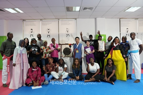 주나이지리아한국문화원은 한국의 추석 명절을 하루 앞둔 9월 20일 현지인을 대상으로 한 ‘제1회 문화원장배 씨름대회’를 개최했다. (사진 주나이지리아한국문화원)