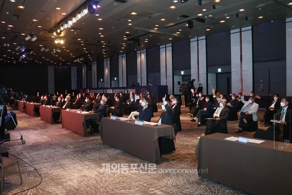 전 세계 500여개 한인회를 대표하는 ‘세계한인회총연합회’가 10월 6일 오후 서울 그랜드 워커힐 호텔에서 창립총회를 열고 공식 출범했다.