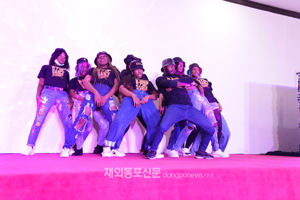 주나이지리아한국문화원(원장 이진수)은 10월 7일 나이지리아 수도 아부자 소재 쉐라톤 호텔에서 ‘2021 케이팝 댄스 아카데미 수료식’을 개최했다. (사진 주나이지리아한국문화원)