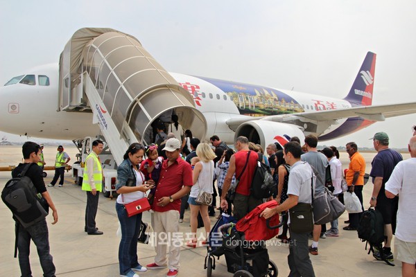 코로나 팬데믹 이전 외국인 관광객들로 붐볐던 씨엠립 국제항공 항공기 탑승대의 모습 (사진 박정연 재외기자)