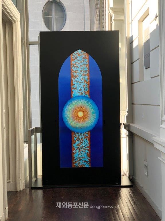 방 화백 도불 60주년 기념전에서는 샤르트르 대성당 종교 참사 회의실에 설치되는 방혜자 화백의 스테인드글라스 작품을 모형(209x79cm, 2019)으로 제작해 전시한다. (사진 주프랑스한국문화원)