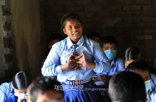 ‘코이카 네팔 유네스코 포괄적 성교육 및 안전한 교육환경 구축을 통한 소녀 및 여성 역량강화사업’의 수혜자 Nagina 양이 학교에서 발표하고 있는 모습 (사진 유네스코)
