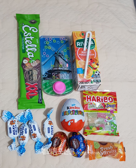 우크라이나 어린이들을 위한 선물 꾸러미 속에는 아이들이 좋아할 만한 초콜릿, 젤리 등을 담았다. (사진 심경섭 폴란드 크라쿠프한인회장)